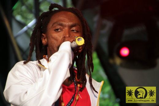 Crosby Bolan (ZA) with Vido and The House Of Riddim Band 21. Reggae Jam Festival - Bersenbrueck 25. Juli 2015 (16).JPG